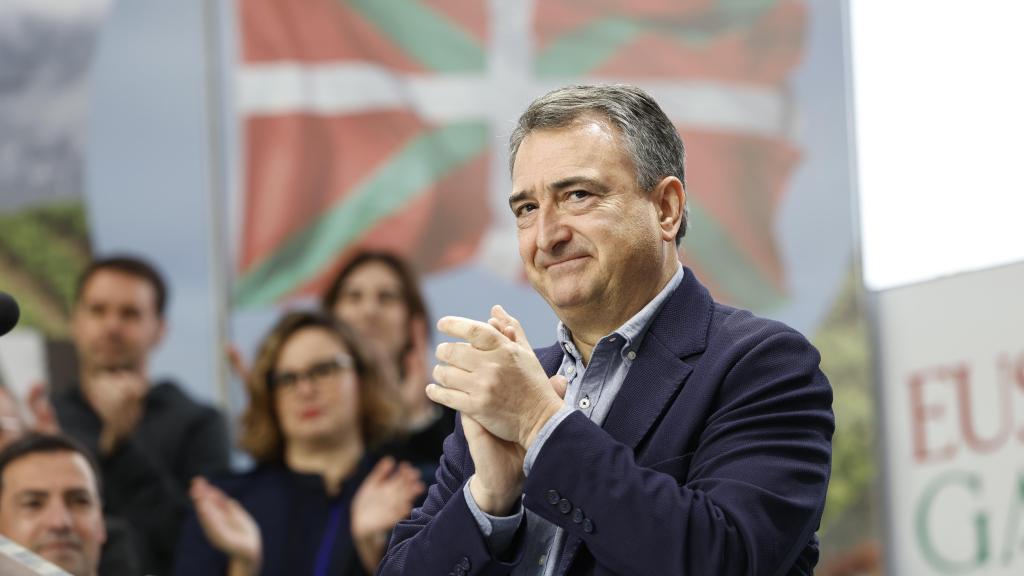 El PNV ha celebrado este domingo en Bilbao el Aberri Eguna (día de la patria vasca) con un acto político en el que han intervenido el presidente del partido, Aitor Esteban (en la imagen), y el lehendakari, Imanol Pradales, abajo a la izquierda.