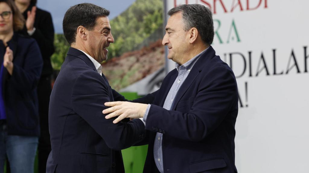 El PNV ha celebrado este domingo en Bilbao el Aberri Eguna (día de la patria vasca) con un acto político en el que han intervenido el presidente del partido, Aitor Esteban (d), y el lehendakari, Imanol Pradales (i)