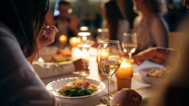 Una mujer come en un restaurante.