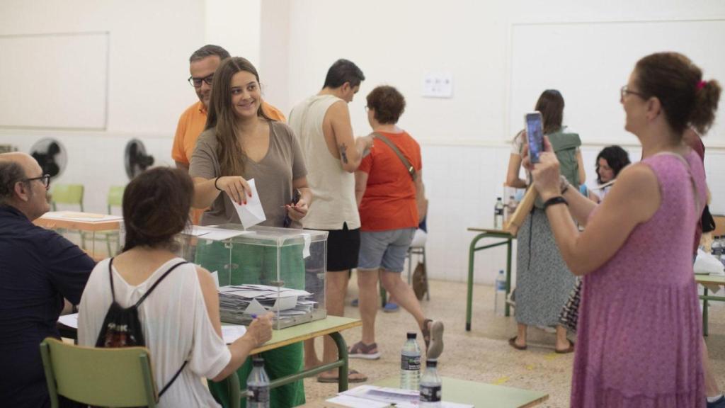 Una votante se toma una foto mientras deposita la papeleta. | Foto: Marta Pérez (EFE)