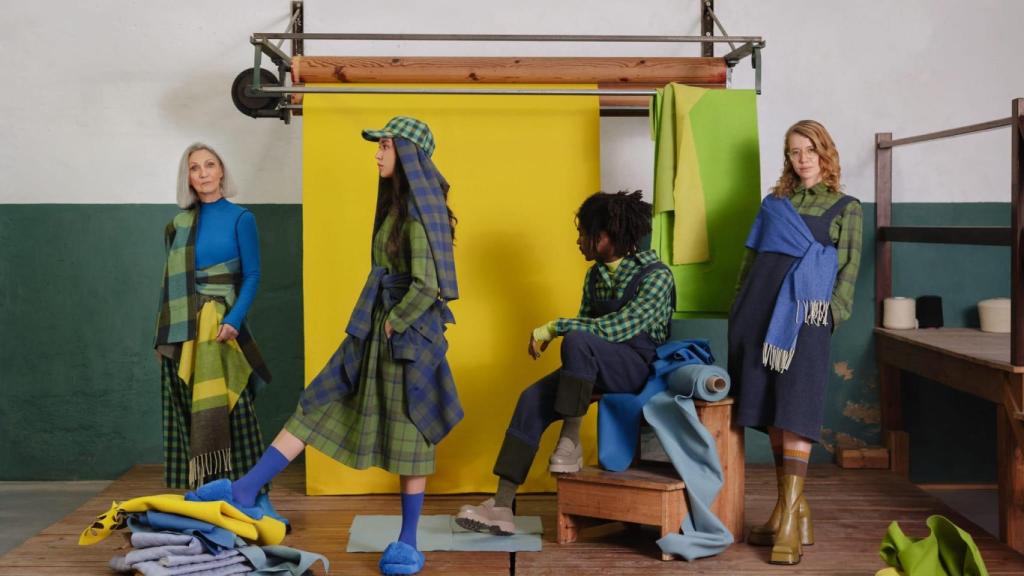 Más de la mitad de los 38 empleados de Burel Fatiry son mujeres. Tras poner a punto las máquinas del siglo pasado han actualizado diseños y superado las limitaciones que suponía trabajar solo con los colores originales de la lana / A. VIRI