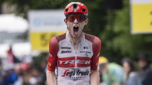 Mattias Skjelmose celebra un triunfo como ciclista profesional.