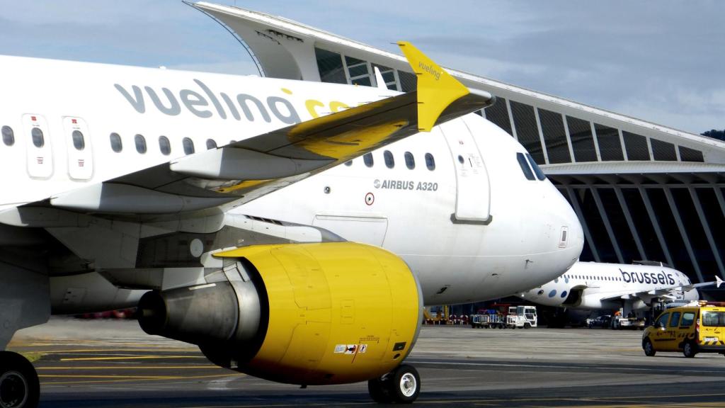 Un avión de Vueling en el aeropuerto de Loiu (Bilbao).