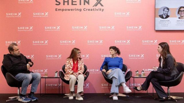 De izquierda a derecha: Gonzalo Figari, presidente del Club de Creativos y Fundador de Candy Store; Marta de la Rocha, vicedecana del área de Moda en el Creative Campus de la Universidad Europea; Lupe de la Vallina, artista y fotógrafa especializada en retrato, y Alessandra Bonito Oliva, responsable de Comunicación Corporativa de SHEIN España
