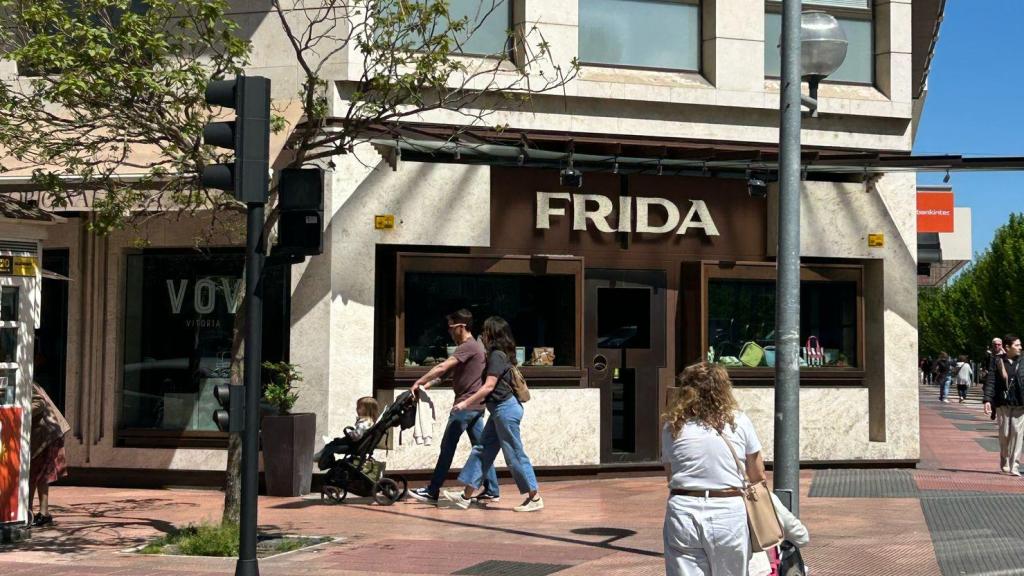 Un comercio de Vitoria durante el apagón / Andrea Lobera