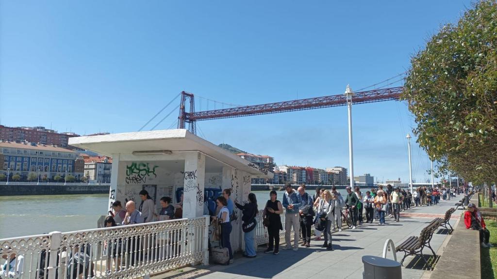 Largas colas para cruzar el gasolino en la ría de Bilbao por el parón del Puente Colgante por el apagón