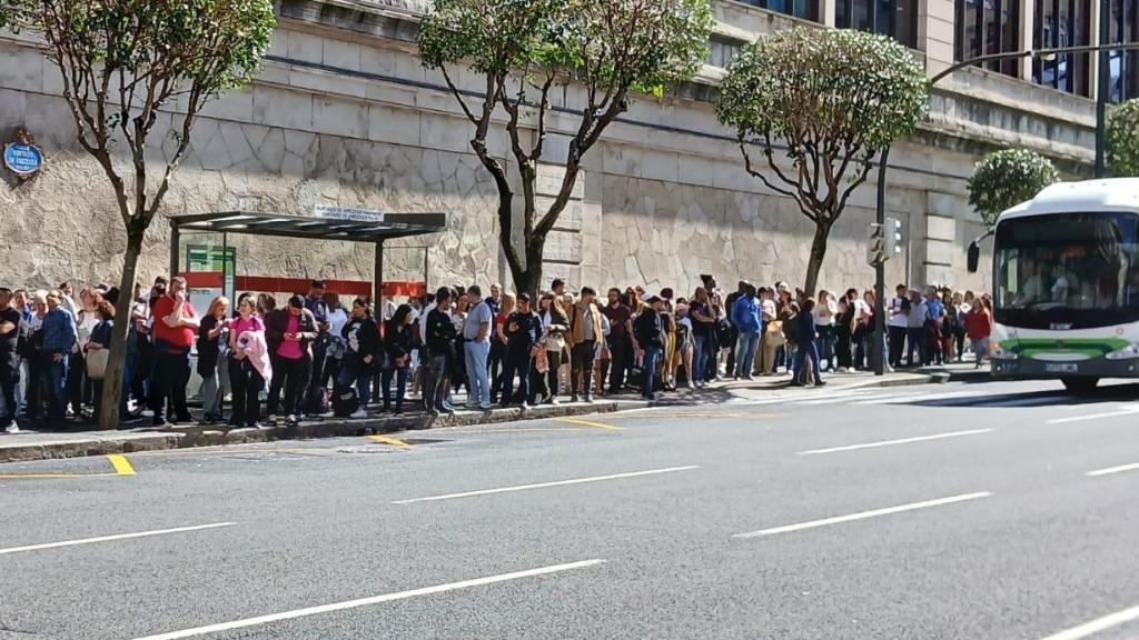 Personas esperando el bus tras el apagón