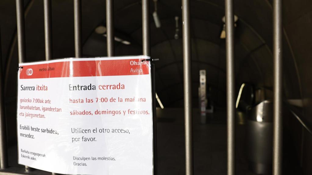 La interrupción este lunes del suministro eléctrico por causas desconocidas ha provocado que se haya parado el servicio de Metro Bilbao en su totalidad así como el cierre de todas sus estaciones. EFE/ Miguel Toña