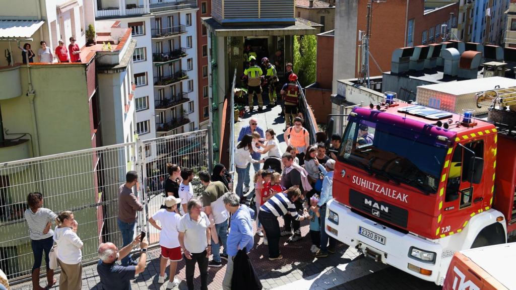 Rescate de varios adultos y niños en un ascensor en Eibar / EFE