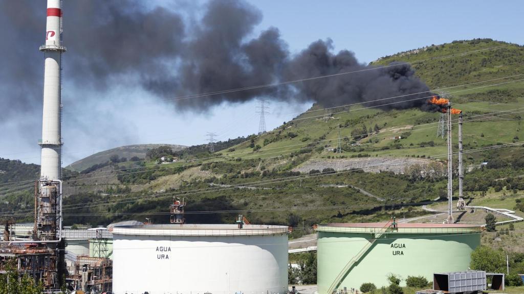 Las antorchas de Petronor, en funcionamiento como medida de seguridad por el apagón eléctrico de este lunes / Miguel Toña EFE