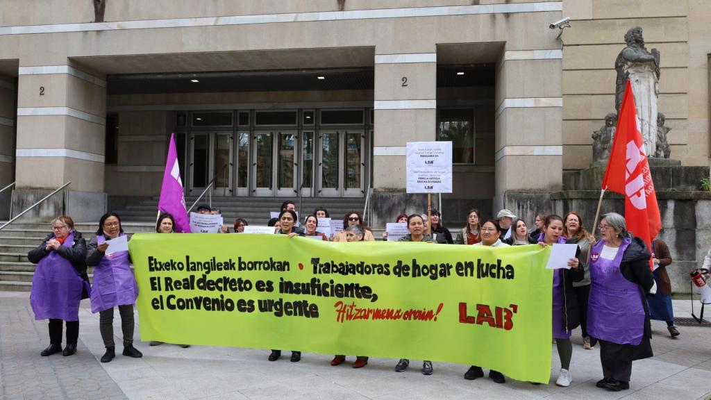 Protesta de LAB para reclamar la regulación en convenio de las empleadas de hogar