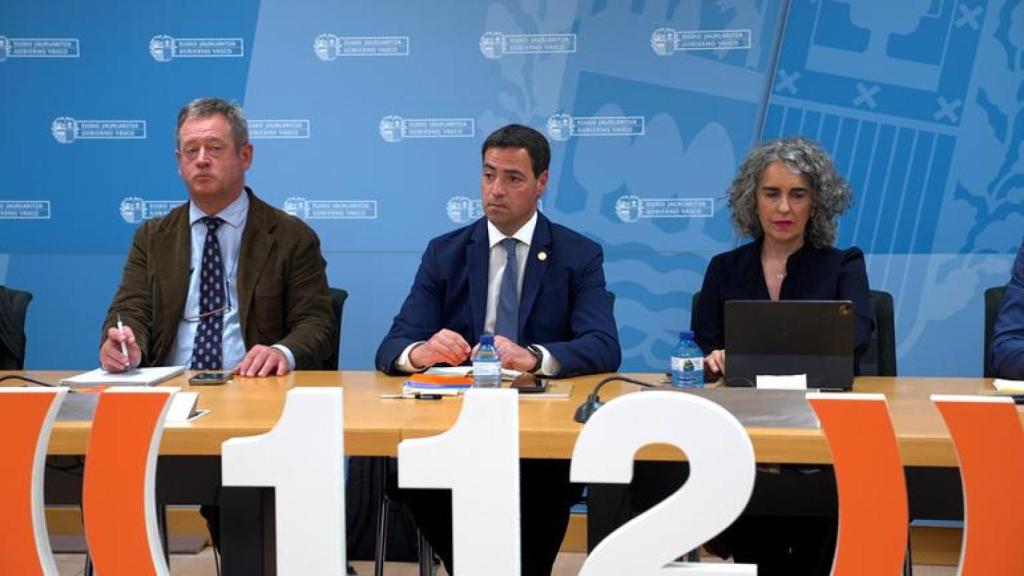 Imanol Pradales, Bingen Zupiria e Ibone Bengoetxea durante la reunión del LABI en Bilbao