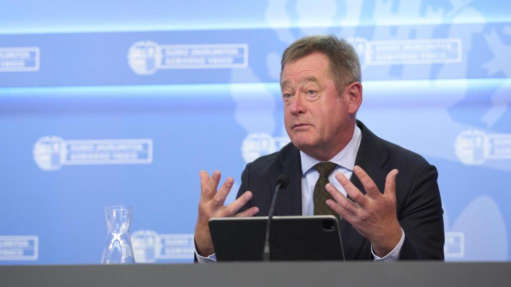 El consejero de Seguridad del Gobierno Vasco, Bingen Zupiria, durante la rueda de prensa que ha celebrado este martes en Vitoria tras la reunión del Consejo del Gobierno del Lehendakari, Imanol Pradales. EFE/Adrián Ruiz-Hierro