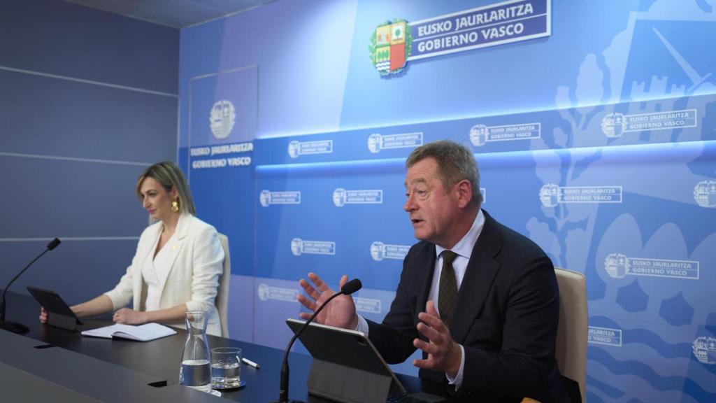 La portavoz del Gobierno vasco, María Ubarretxena, y el consejero de Seguridad, Bingen Zupiria