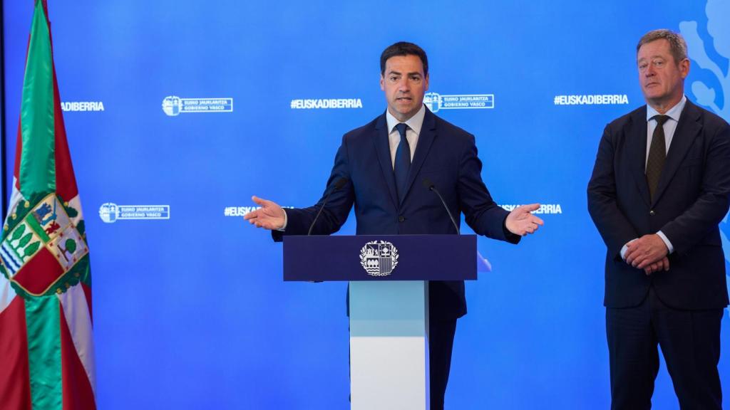 El lehendakari, Imanol Pradales, junto al consejero de Seguridad, Bingen Zupiria