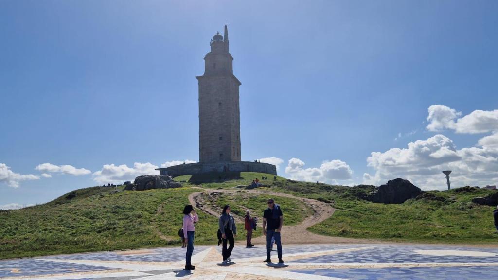 El faro sigue funcionando y alumbrando el recorrido de los barcos protegiéndoles con su luz de un fatídico naufragio