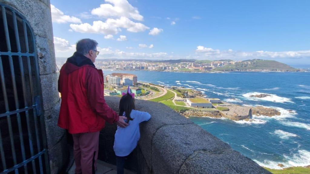 La curvatura de la tierra, y los más de 1.000 km en línea recta que separan Irlanda de Galicia hacen imposible que desde la torre pudiera verse la isla