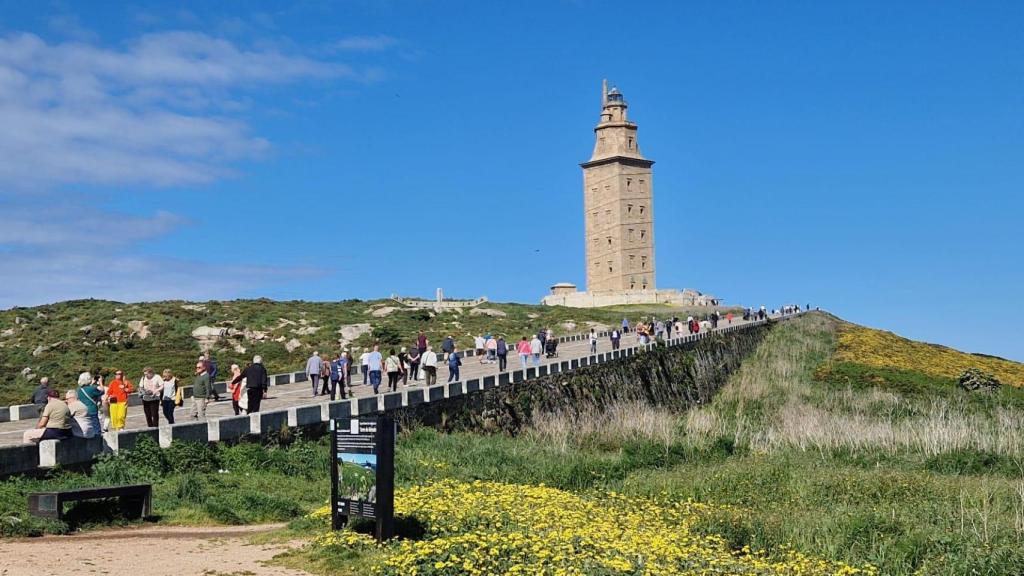 Lo que sí se ve desde lo alto de la Torre es el largo paseo marítimo y las rías del Burgo, Ares y Ferrol