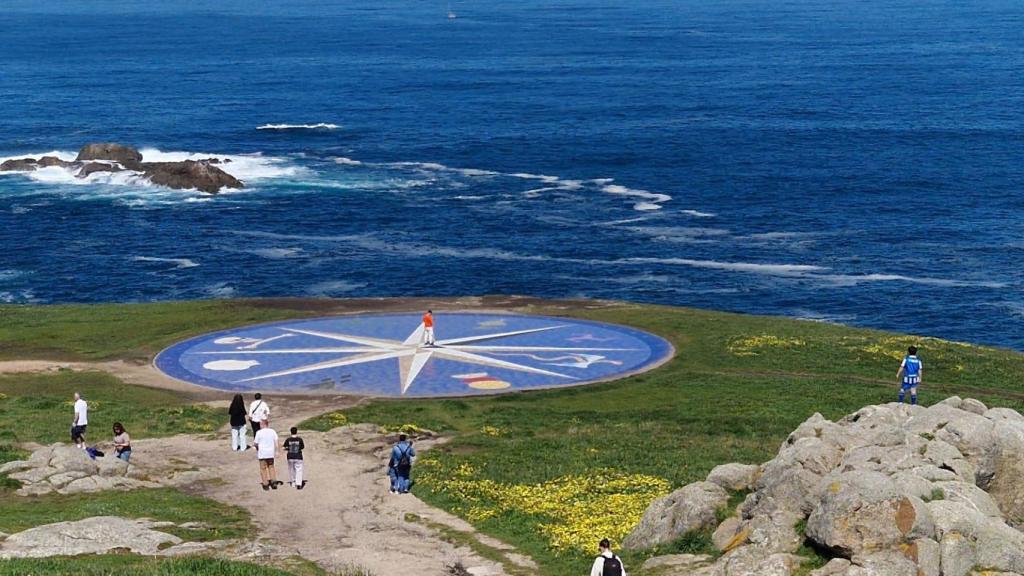 La Rosa de los vientos está colocada a muy poca distancia del lugar en el que hace más de 30 años ardió el Mar Egeo, un hecho que recuerda también un gran cartel