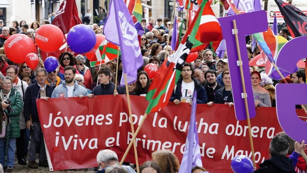 Varias personas con una pancarta durante una manifestación por el Día del Trabajador, a 1 de mayo de 2024