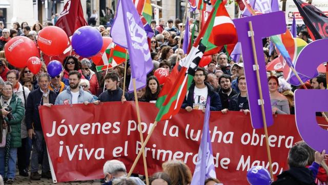 Varias personas con una pancarta durante una manifestación por el Día del Trabajador, a 1 de mayo de 2024
