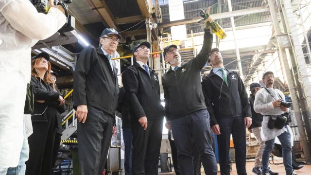 El lehendakari, Imanol Pradales, durante su visita a las instalaciones alavesas de Vidrala
