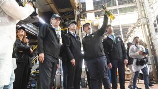 El lehendakari, Imanol Pradales, durante su visita a las instalaciones alavesas de Vidrala