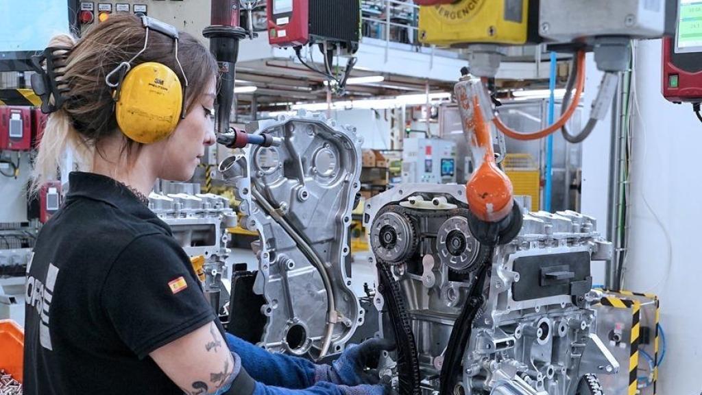 Una mujer trabaja en el sector de la industria