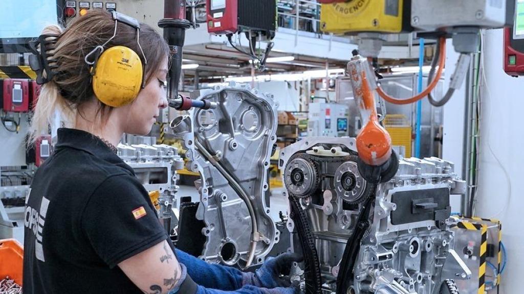 Una mujer trabaja en el sector de la industria