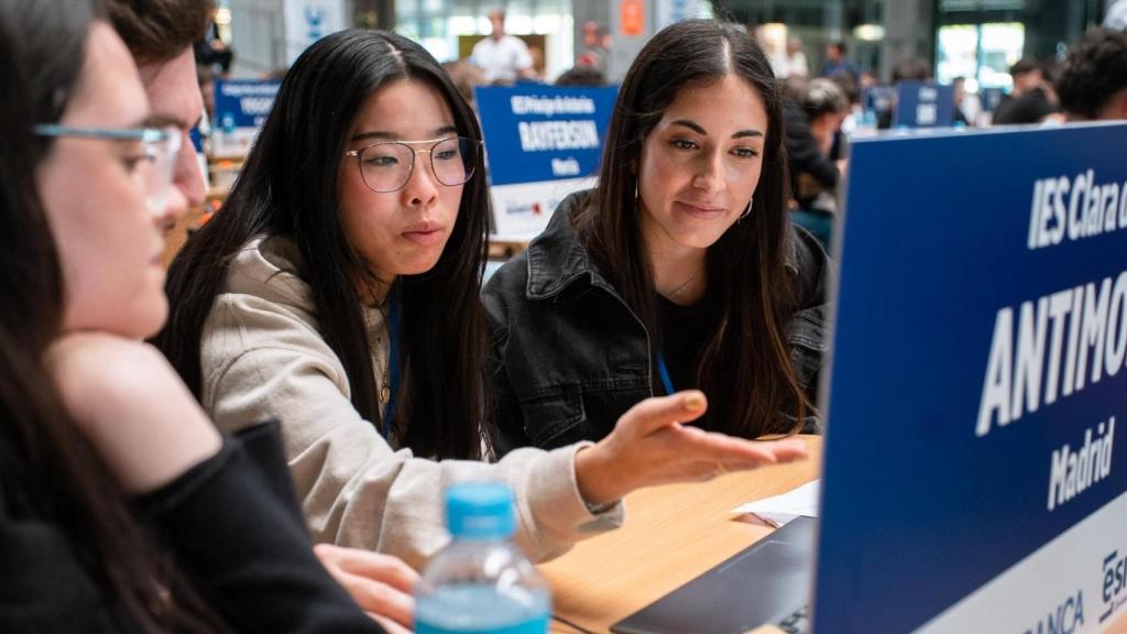 Jóvenes participantes en la final de Young Business Talents en 2024