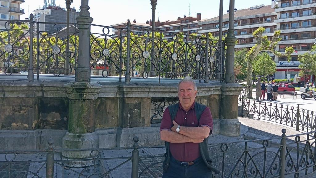 Juan Pablo Landa posa para Crónica Vasca en su lugar de residencia, Irún.