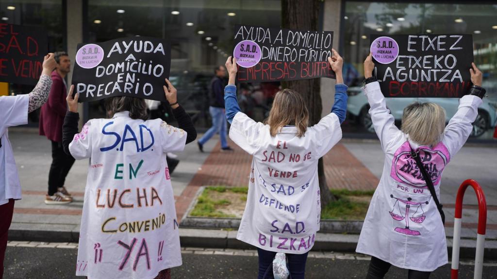 Varios sanitarios con carteles coinciden con la manifestación por el Día Internacional de los Trabajadores, a 1 de mayo de 2023, en Bilbao / EP - Archivo