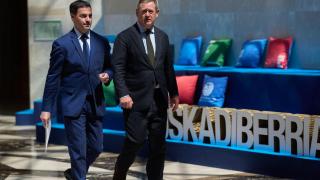 El lehendakari, Imanol Pradales, junto al consejero de Seguridad, Bingen Zupiria, tras la segunda reunión del Consejo Asesor del Plan de Protección Civil de Euskadi (LABI)