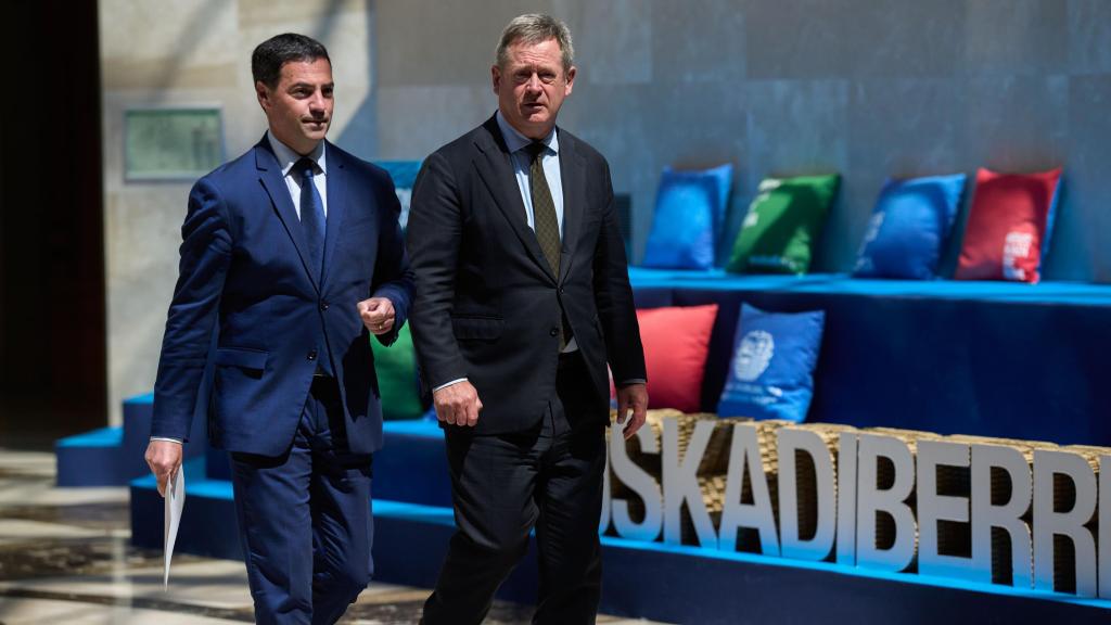 El lehendakari, Imanol Pradales, junto al consejero de Seguridad, Bingen Zupiria, tras la segunda reunión del Consejo Asesor del Plan de Protección Civil de Euskadi (LABI)