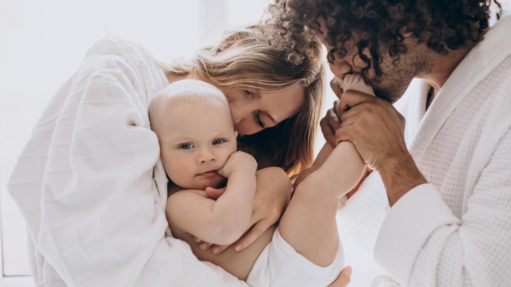 Una familia feliz con la llegada de su niña.