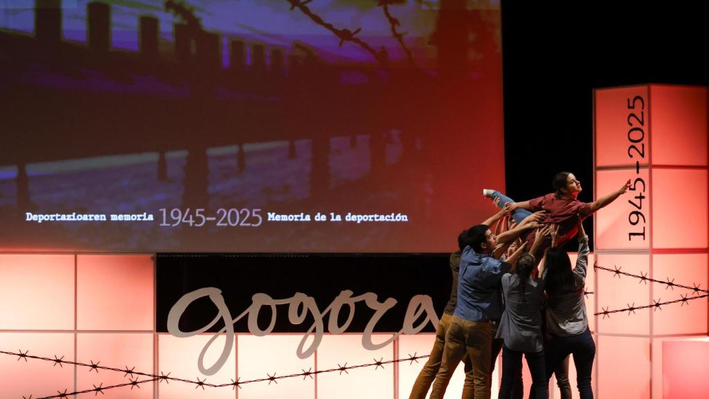 Un grupo de baile actúa durante un acto de homenaje a los más de 200 vascos deportados a campos de concentración nazis
