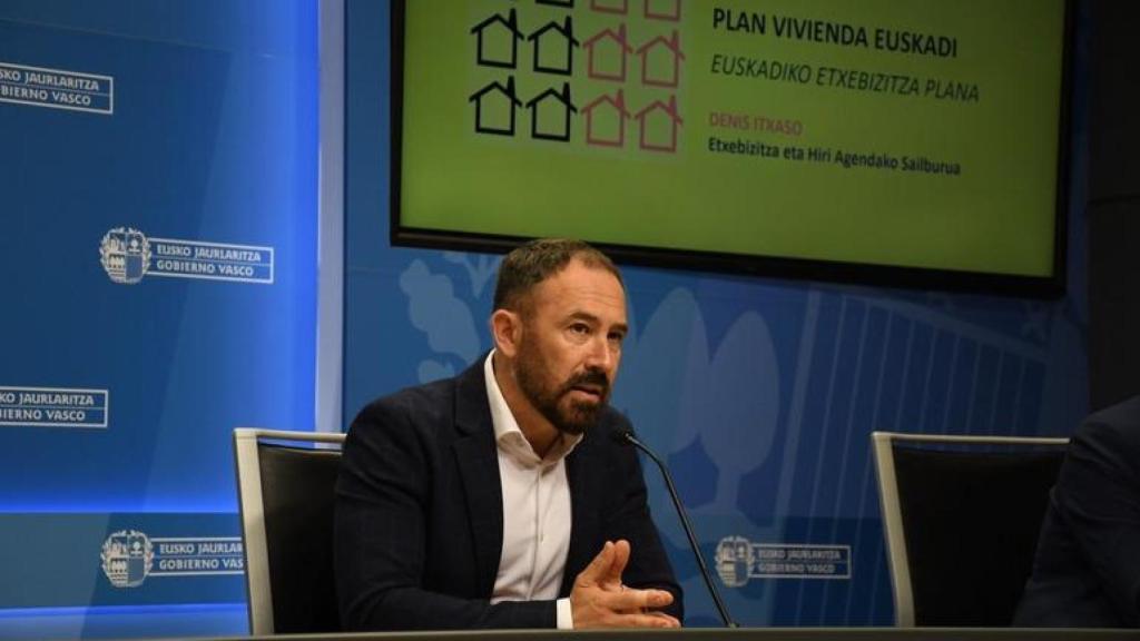 El consejero de Vivienda, Denis Itxaso