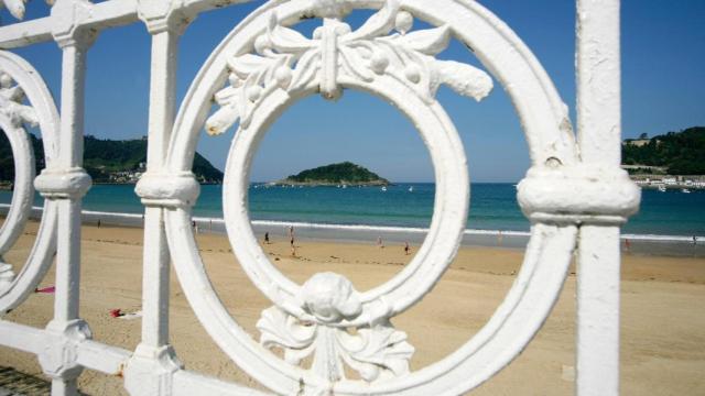 La barandilla de la playa que está en Euskadi y es una de las más bonitas del mundo.