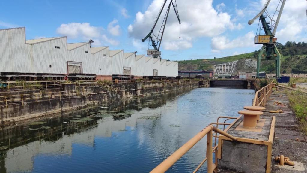Zona y grúas protegidas de La Naval
