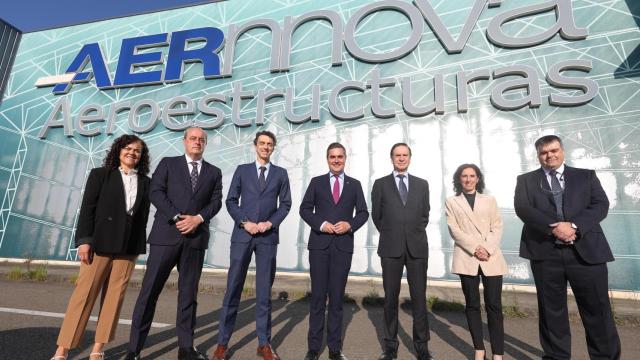 El consejero de Industria, Transición Energética y Sostenibilidad del Gobierno Vasco, Mikel Jauregi, ha visitado este miércoles la planta de la empresa Aernnova en Berantevilla, en Álava