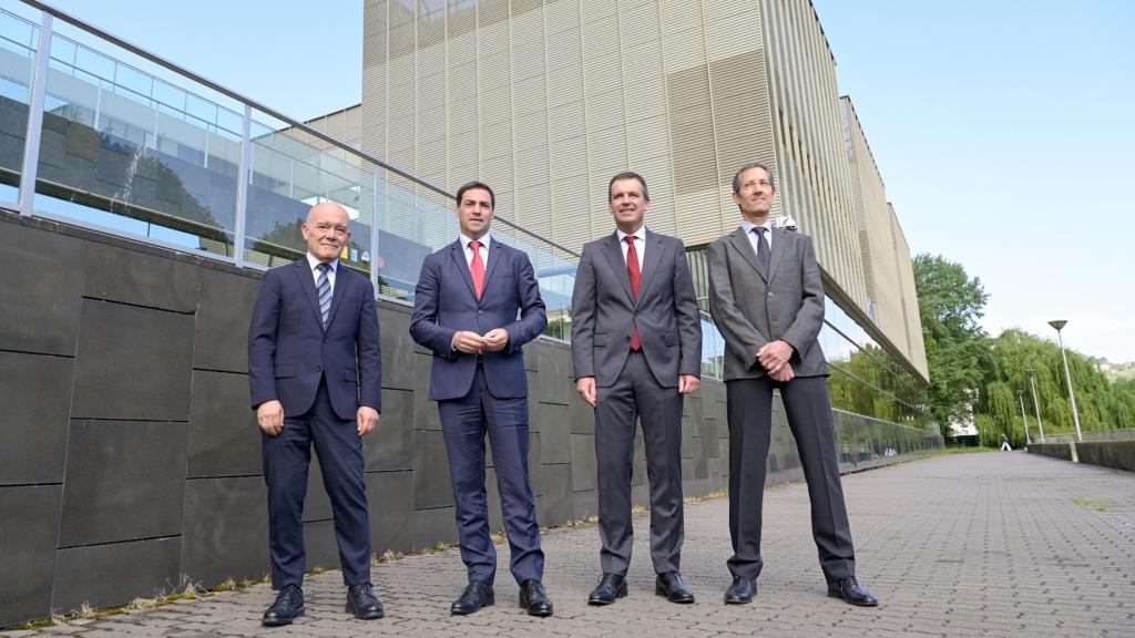 El lehendakari, Imanol Pradales, ha participado en la presentación del proyecto Torre Cuántica en el CIC nanoGUNE de San Sebastián.