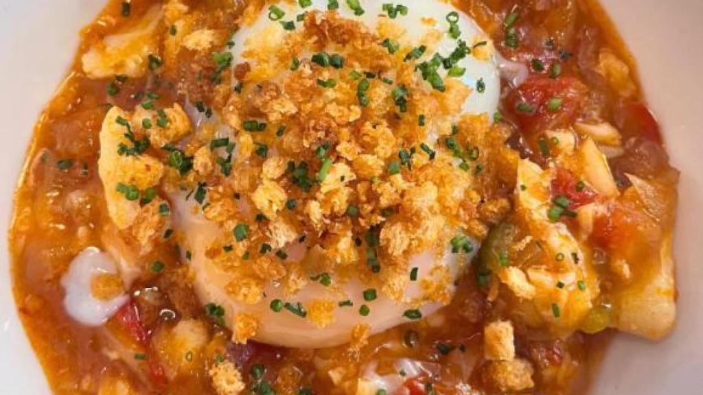 Bacalao ajoarriero del restaurante con vistas a la catedral de San Sebastián.