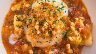 Bacalao ajoarriero del restaurante con vistas a la catedral de San Sebastián.