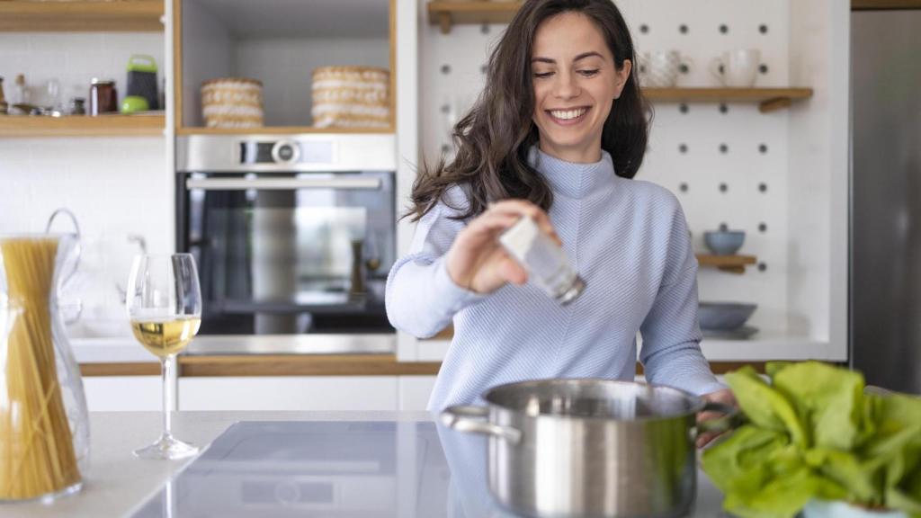 Mujer cocinando / Freepik
