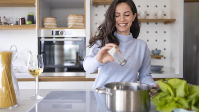 Mujer cocinando / Freepik