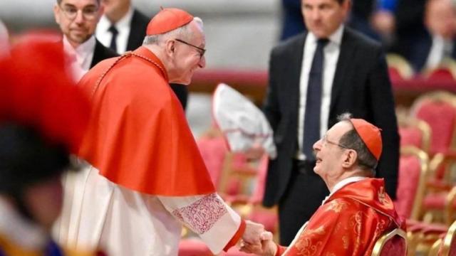 El cardenal Pietro Parolin, saluda a otro compañero durante la misa de hoy previa al cónclave donde se elegirá nuevo papa