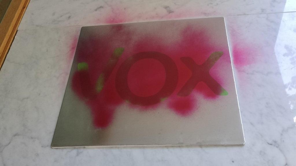 La sede de Vox en Vitoria pintada con espay rojo