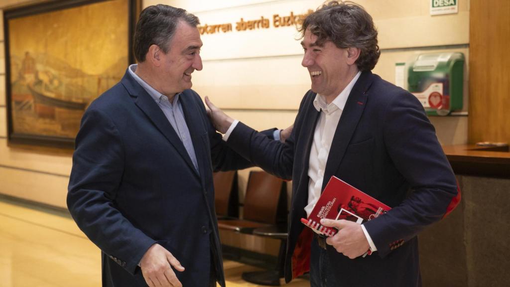 El presidente del PNV, Aitor Esteban, recibe al secretario general del PSE-EE, Eneko Andueza