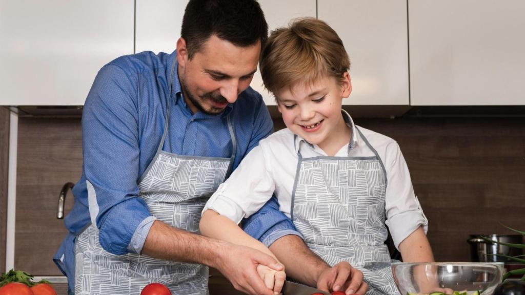 Padre e hijo cocinando / Freepik