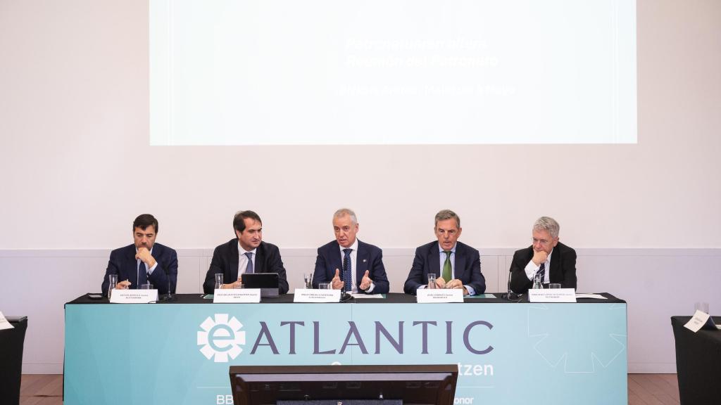 El exlehendakari, Iñigo Urkullu, junto a los miembros del patronato de la Fundación eAtlantic